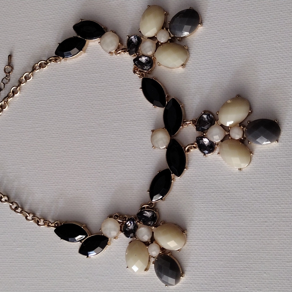 Charming Charlie Linked Medallions Costume Necklace 16$